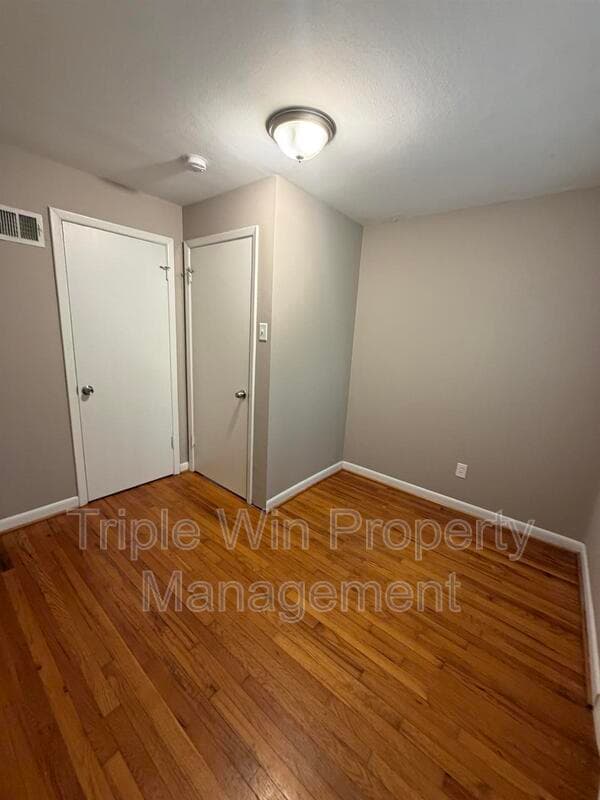 SAINT LOUIS House: 8004 MONROE AVE