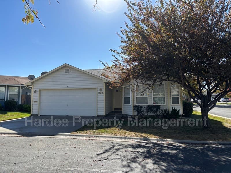 Boise House: 688 S Gamay Ln