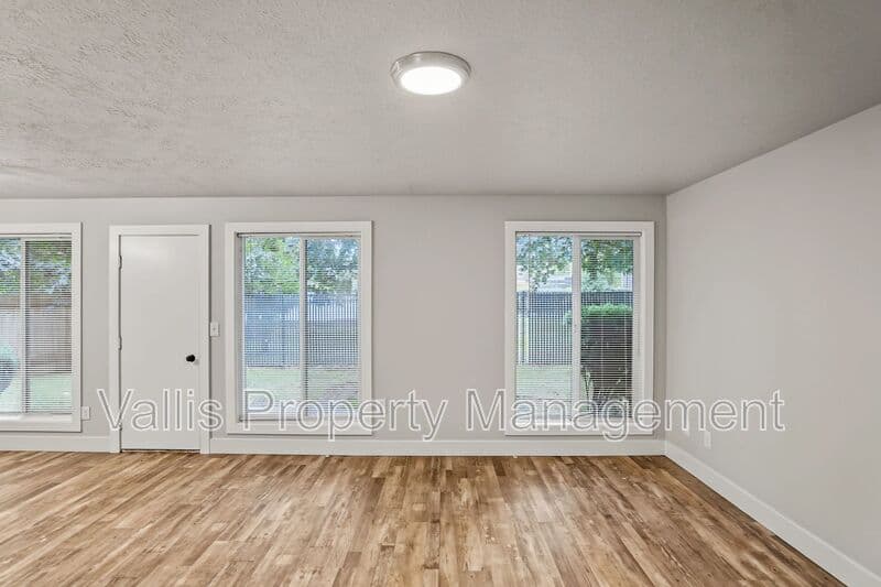 Salem Condo: 1618 Madras Street Southeast