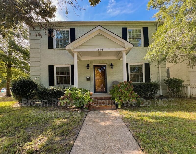 Fayetteville House: 1601 Ft. Bragg Rd