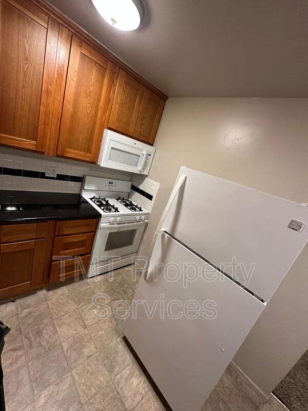 Sacramento Condo: 1615 W. St.