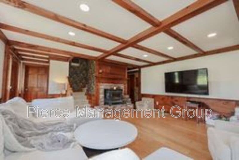 Henniker House: 32 Morse Circle