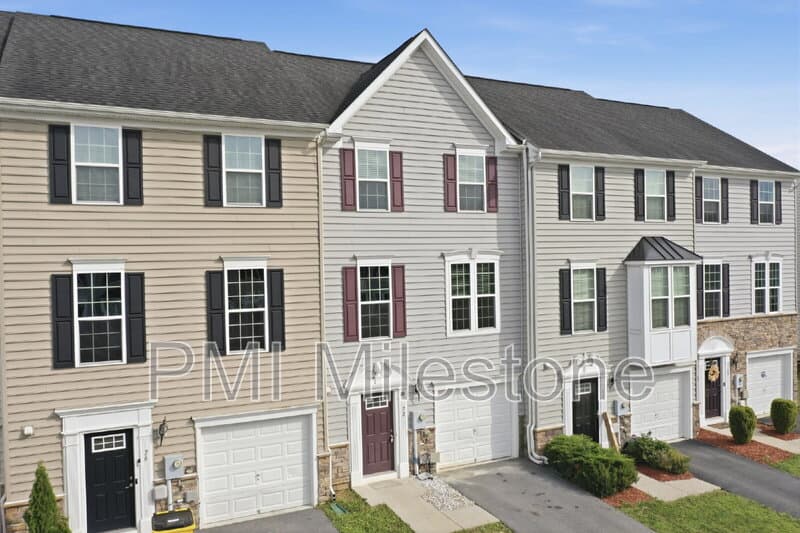 Falling Waters Townhome: 72 Norwood Dr