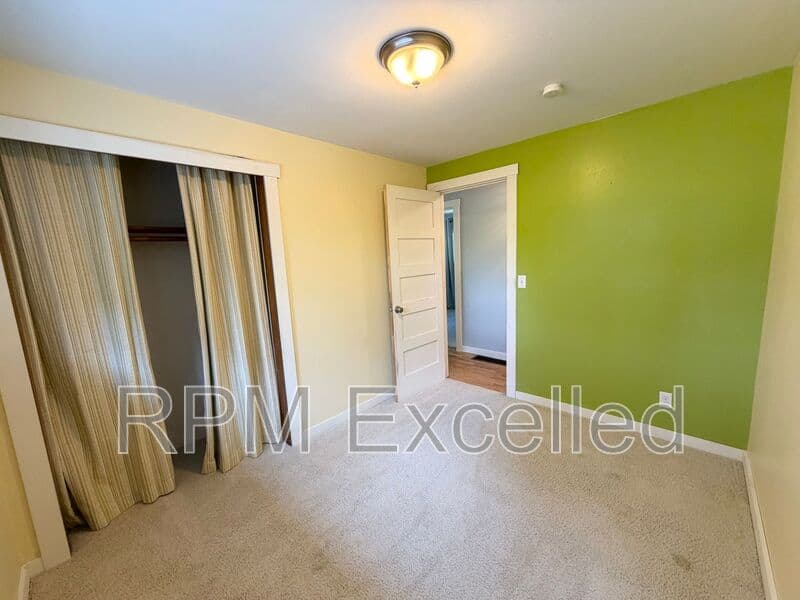 Kent House: 24625 148th Ave SE