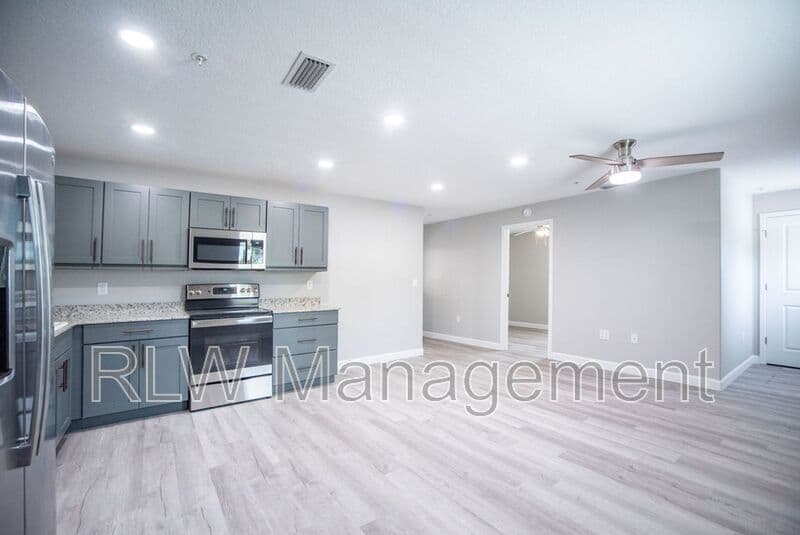 Tavares House: 216 E Alfred St