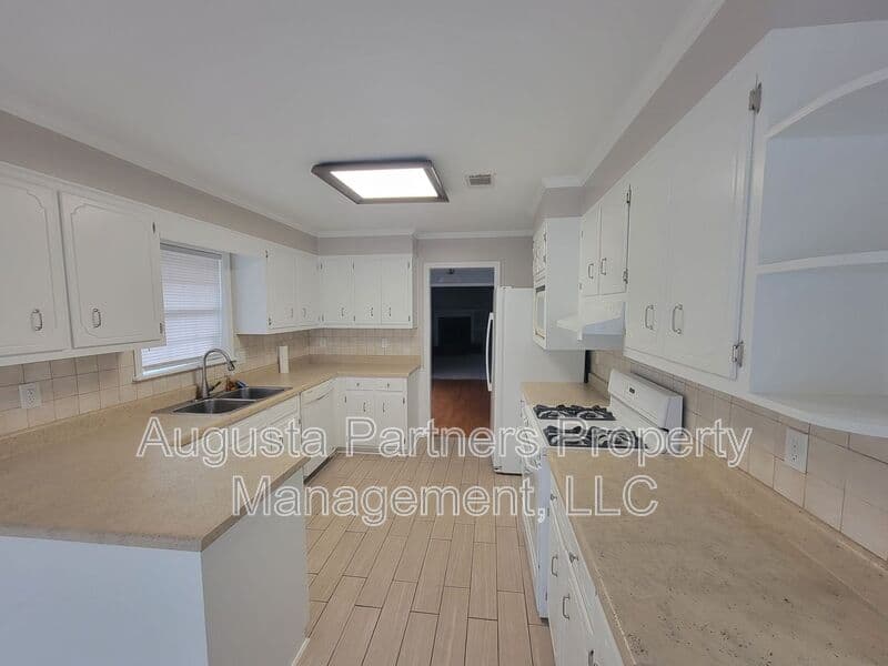 Augusta House: 2910 Pointewest Dr