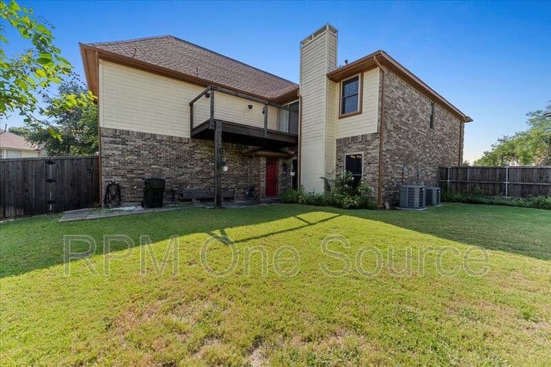 Plano House: 6752 Macintosh Drive