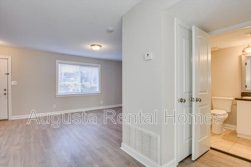 Augusta Townhome: 2905 Arrowhead Drive - E10