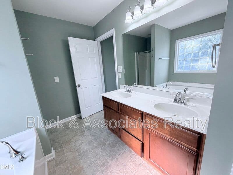 Holly Springs House: 536 Gooseberry Dr