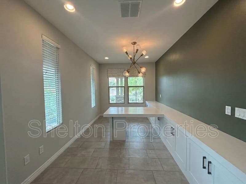 Glendale House: 5217 N 79th Dr