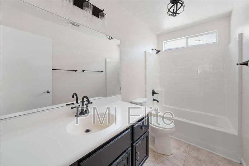 Castaic House: 32029 Cypress Way