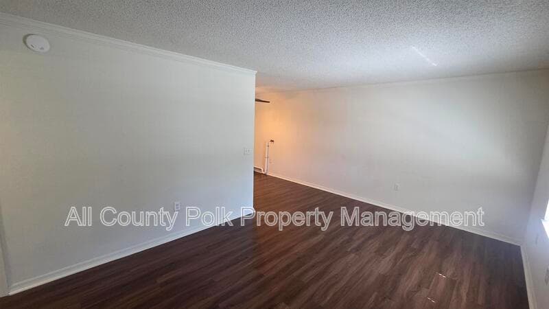 Lakeland Apartment: 915 Ariana St