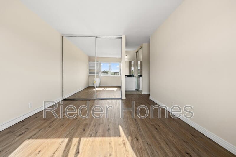 San Diego House: 6120 Decena Dr