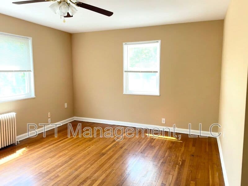 Brentwood Condo: 4013 38th St