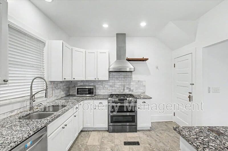 Savannah House: 1118 E Duffy St