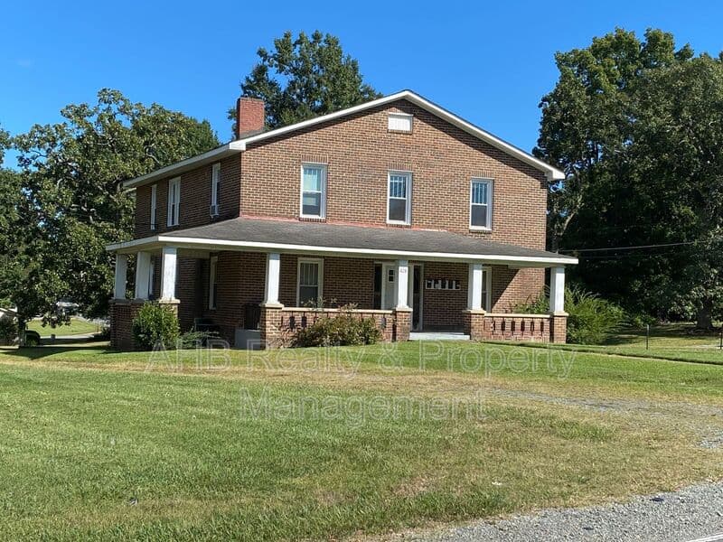 Burlington House: 426 S. Beaumont Ave-C
