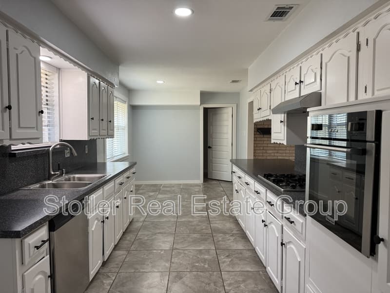 Dallas House: 2121 Oak Valley Lane