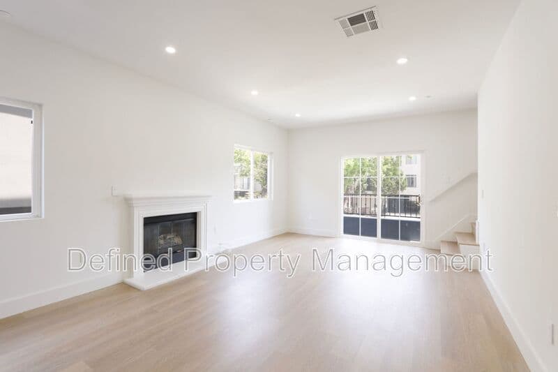 Los Angeles Condo: 1325 N Poinsettia