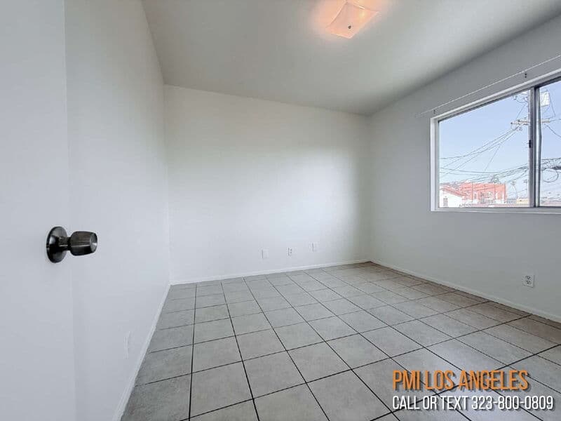 Los Angeles Condo: 943 West 68th Street