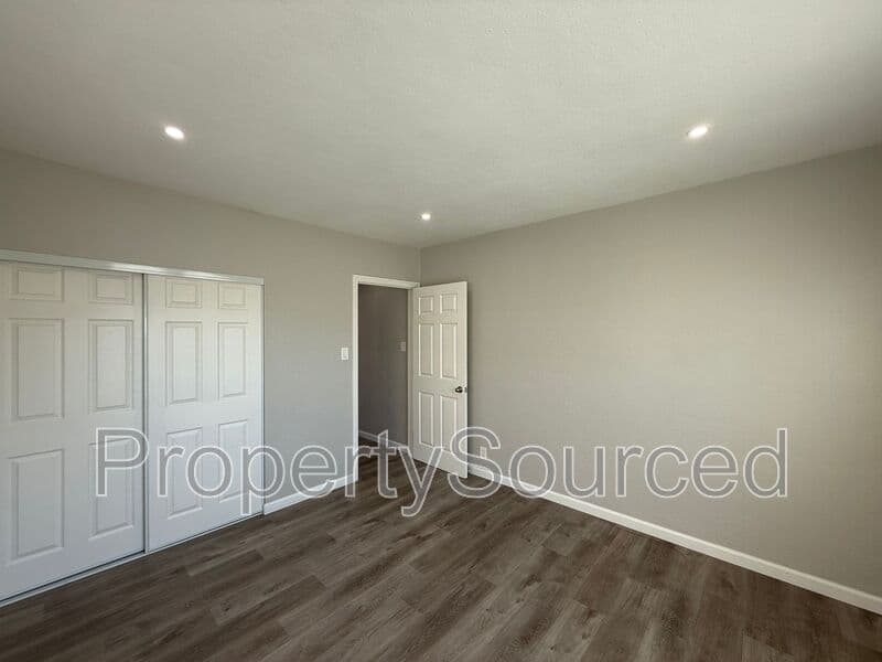 Manteca House: 807 W Yosemite
