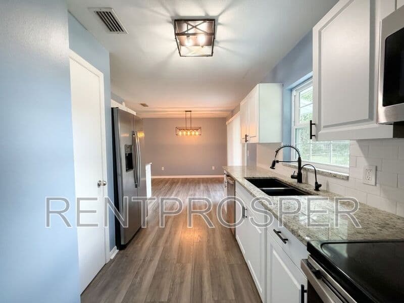 Deland House: 410 Albany Ave