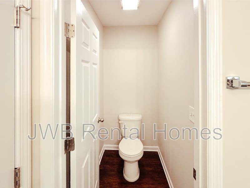 Jacksonville House: 10507 Oak Crest Dr