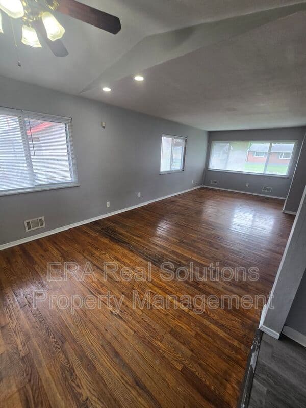 Columbus House: 1494 Selkirk Road