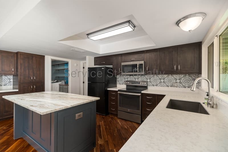 Chandler House: 526 N Pepperwood Ct