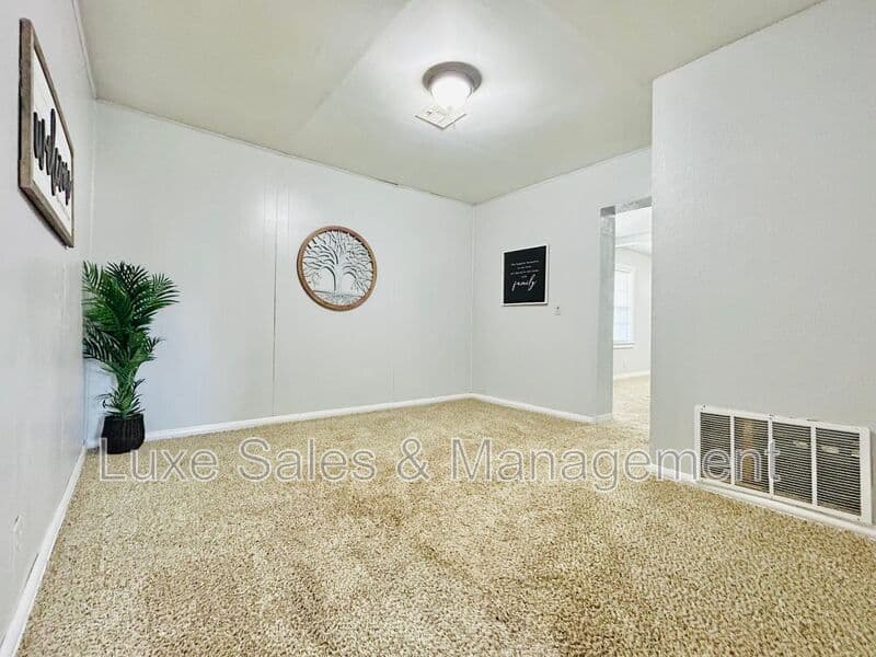 Del City House: 4220 SE 25th St