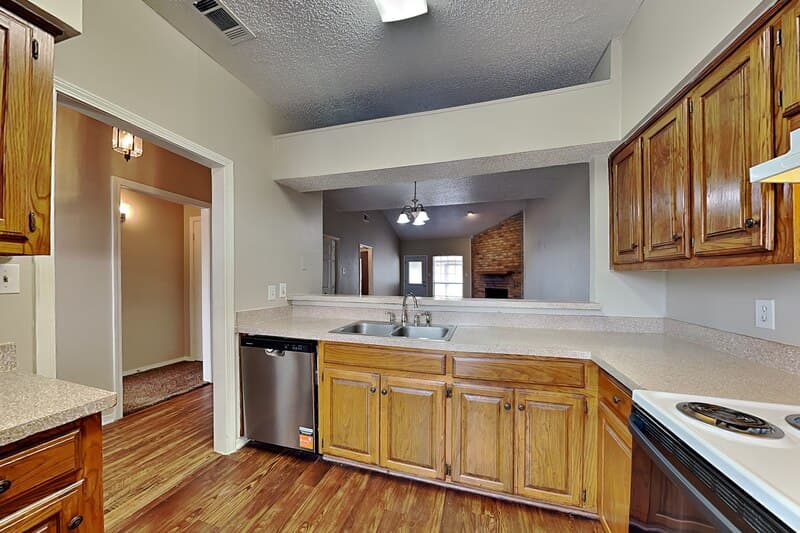 Rowlett House: 6324 Alissa Dr