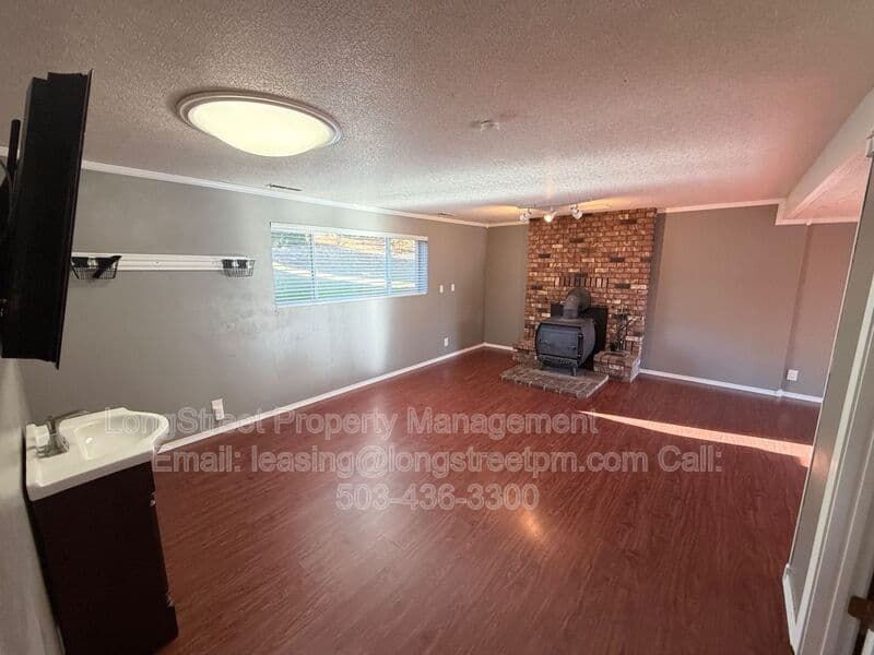Salem House: 869 Meadowlawn Dr SE