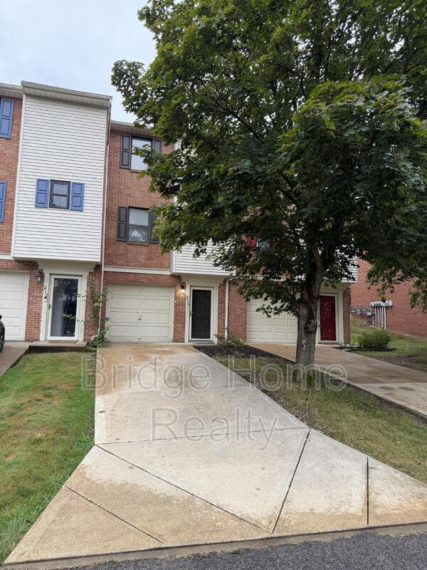 Seven Fields House: 210 Woodhaven Drive