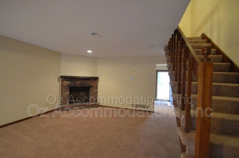 Lee's Summit Townhome: 313 NE Timbercreek Dr.
