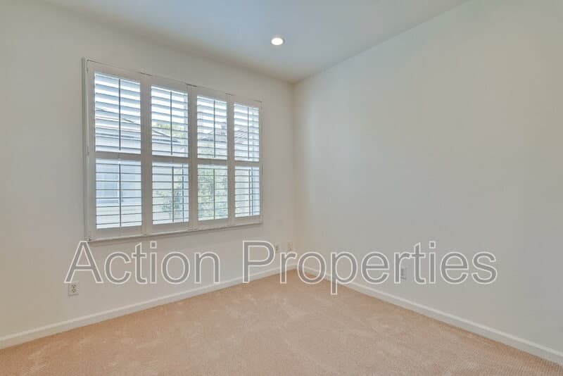 Mountain View Townhome: 146 Holly Court
