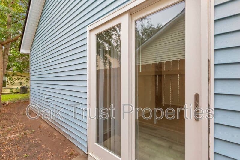 Charleston House: 1755 River Front Drive