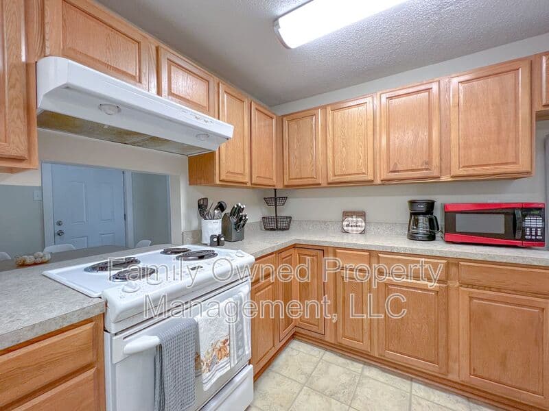 Summerville House: 806-B N Magnolia St