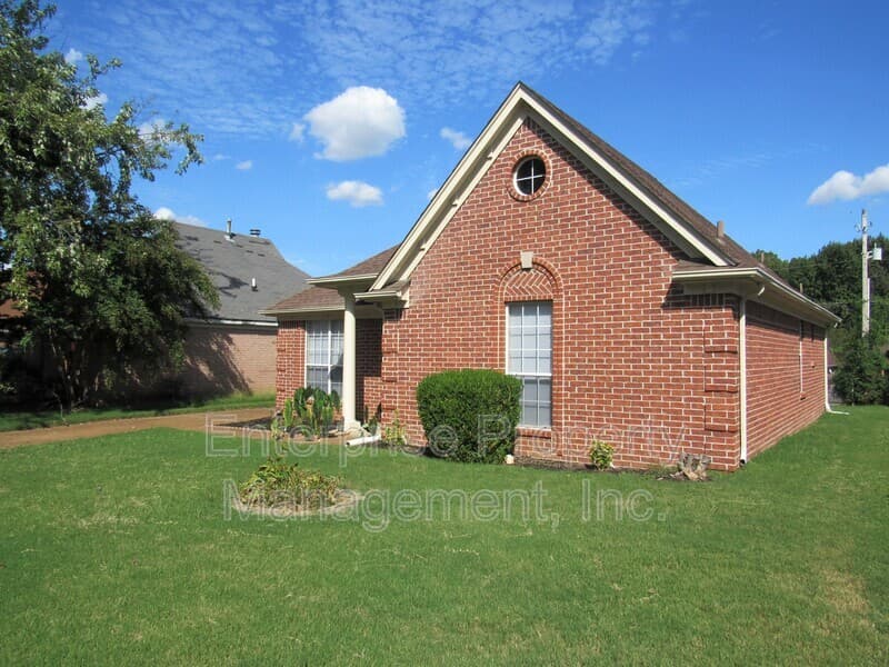 Memphis House: 3794 Walden Meadow Drive
