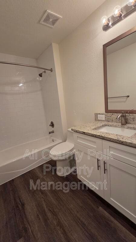 Lakeland Apartment: 915 Ariana St