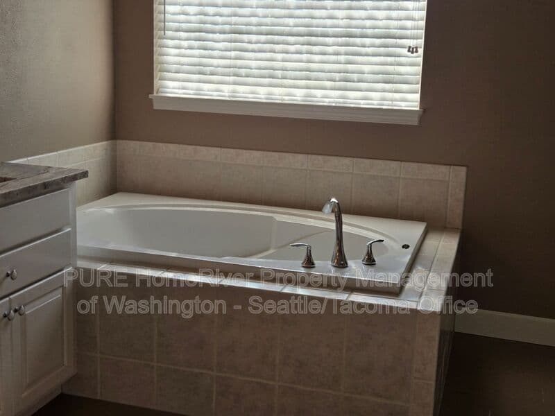Auburn House: 5316 S 282nd Way