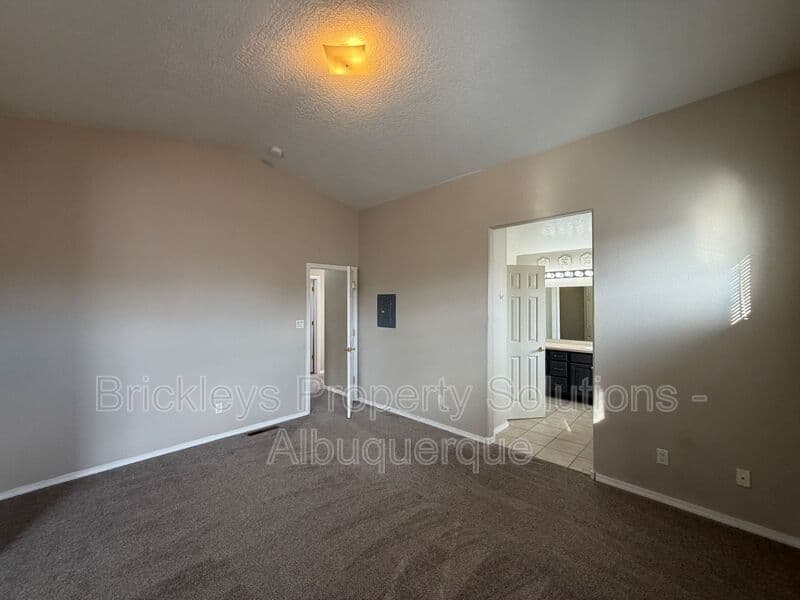 Albuquerque House: 7008 Tree Line Ave NW