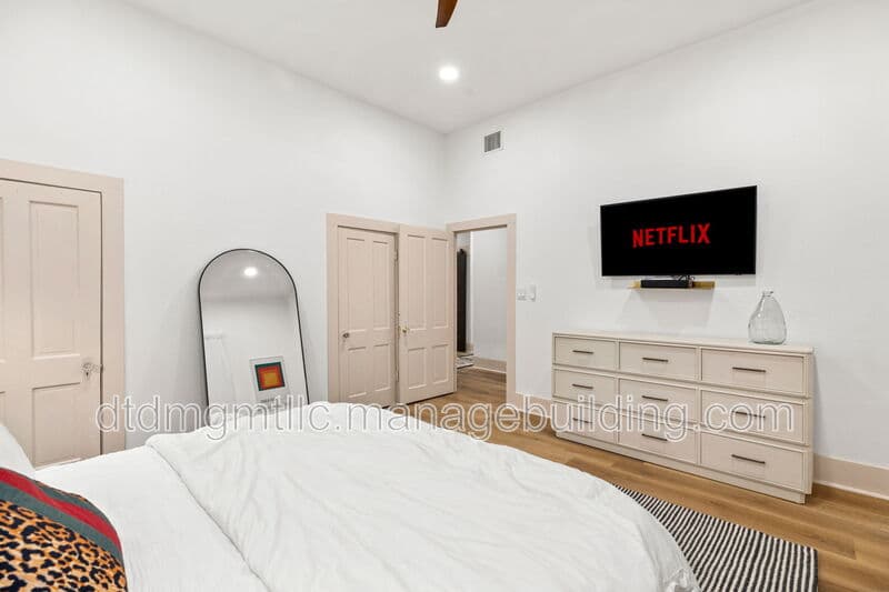 San Antonio Condo: 110 East Craig Place