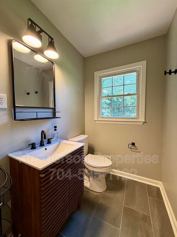 Charlotte House: 6801 Woodland Cr