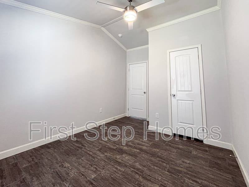 Tyler House: 121 Tres Cruces St