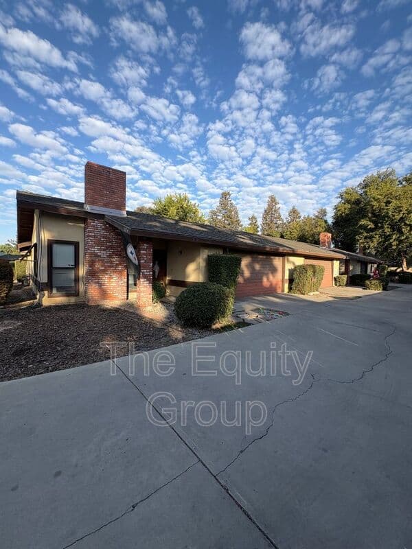 Visalia House: 1826 E Vassar Ave
