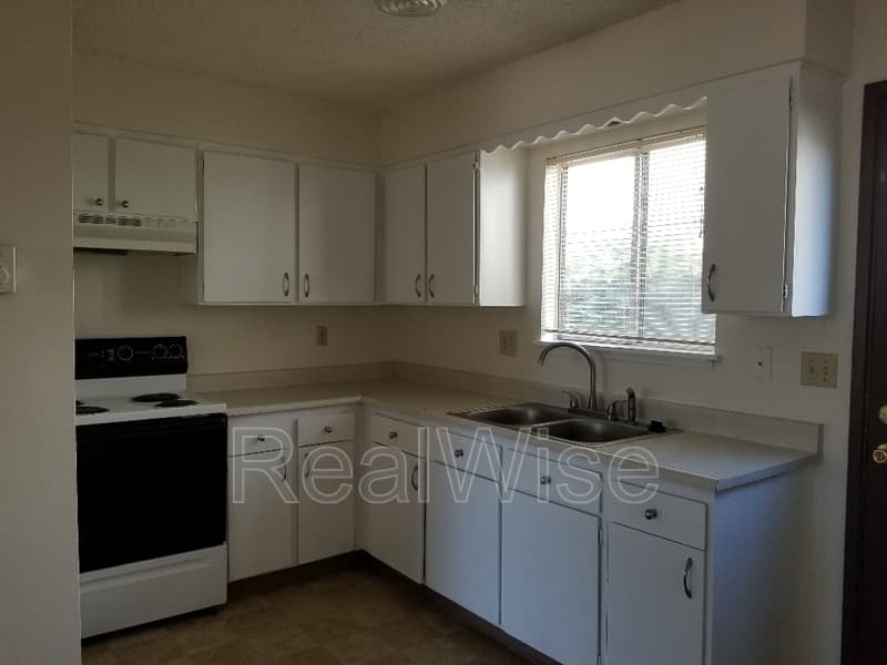 Grants Pass Townhome: 1112 SW 5th St