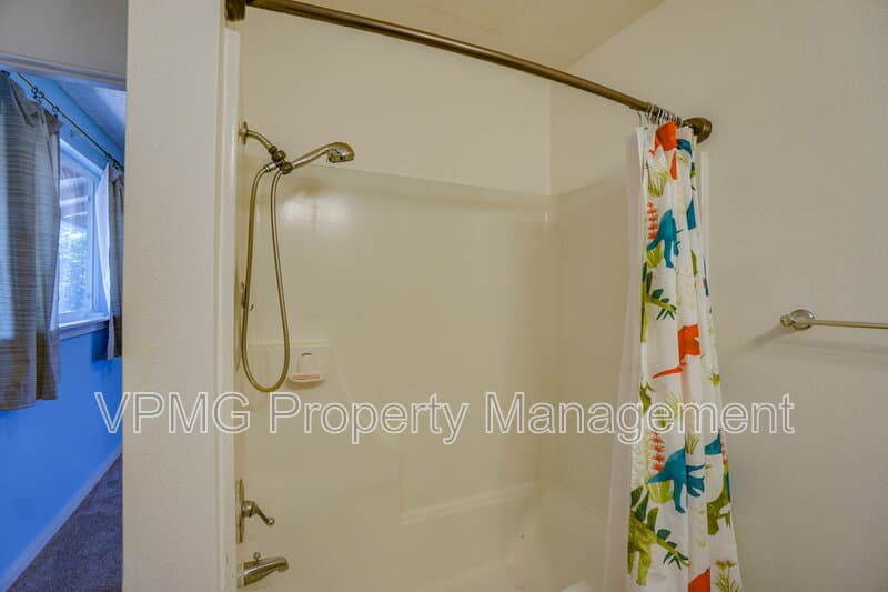 Vancouver House: 411 NE 120th Ave