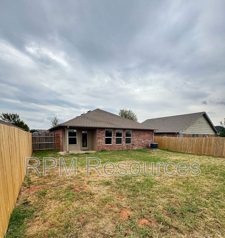 Yukon House: 417 Argos Rd