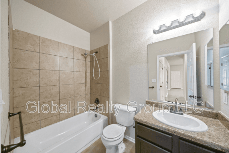 New Braunfels House: 161 S Krueger Ave