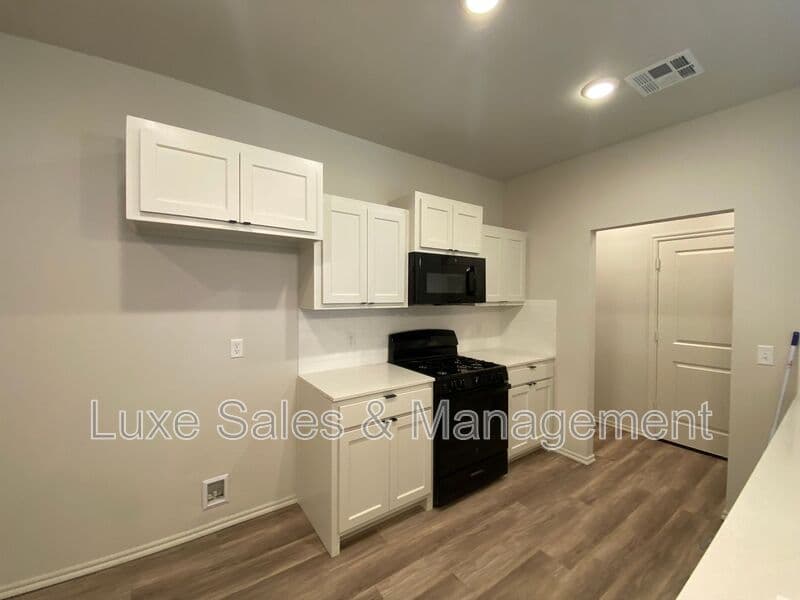 Okahoma City House: 8000 NW 110th Dr