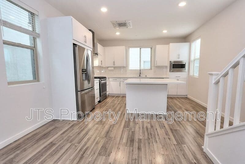 Sacramento House: 340 1st Avenue